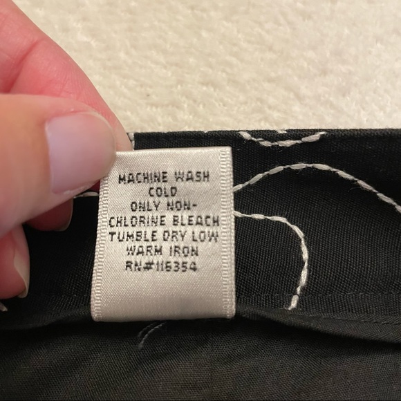 Talbots Petite Black and White Floral Capris. Size 4 - Picture 6 of 6